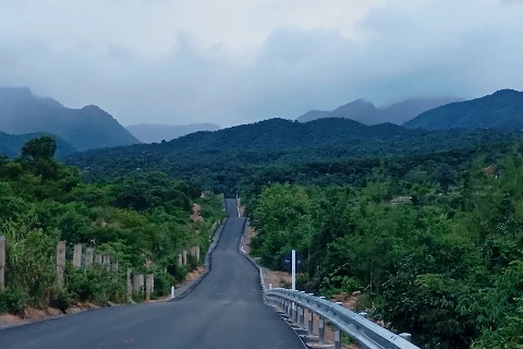 Related to Sam Khok Pa La-U Viewpoint