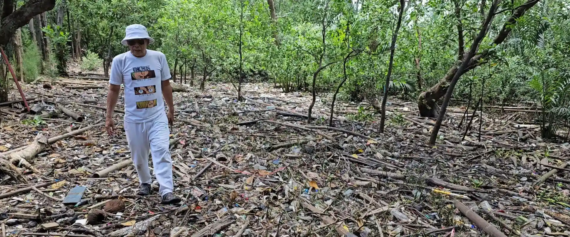 Mangrove riverbank and accumulated litter at หาดบางกะเจ้า in Song Khanong, seen in a June 2025 field report