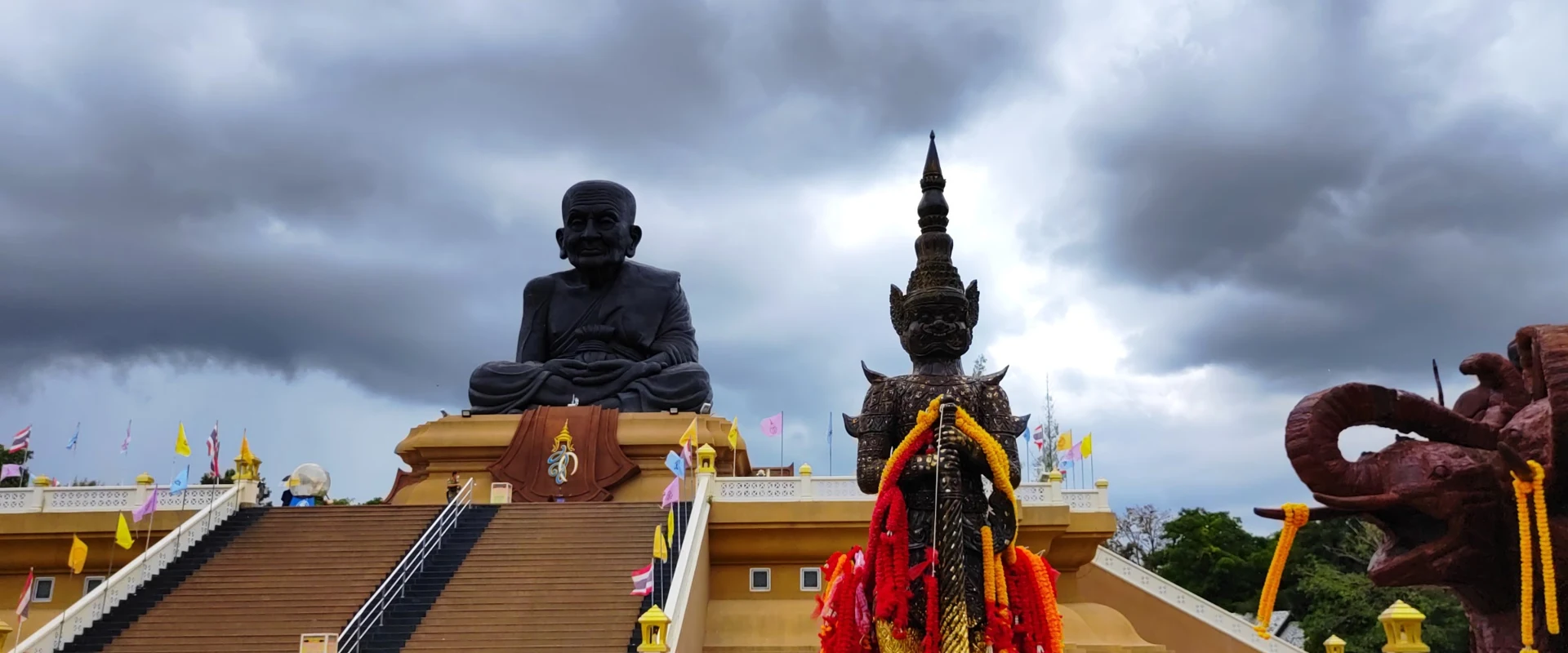 Wat Huay Mongkol — Thap Tai Subdistrict, Thailand