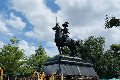 Related to King Taksin Shrine, Wat Huay Mongkol
